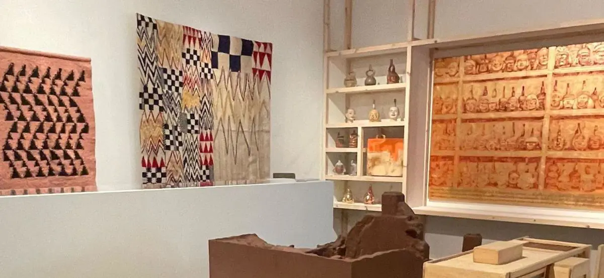 Textiles de Teresa Lanceta y pintura con representaci�n de emhuacos/em de Sandra Gamarra � MBC