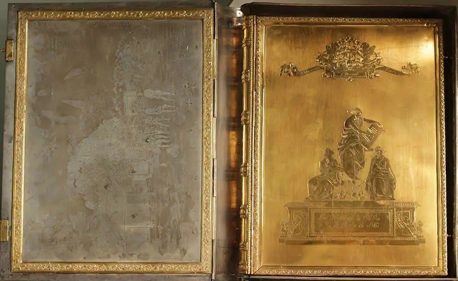 El Libro de Oro, caja de protecci�n de plata maciza con decoraci�n de oro. Cortes�a
