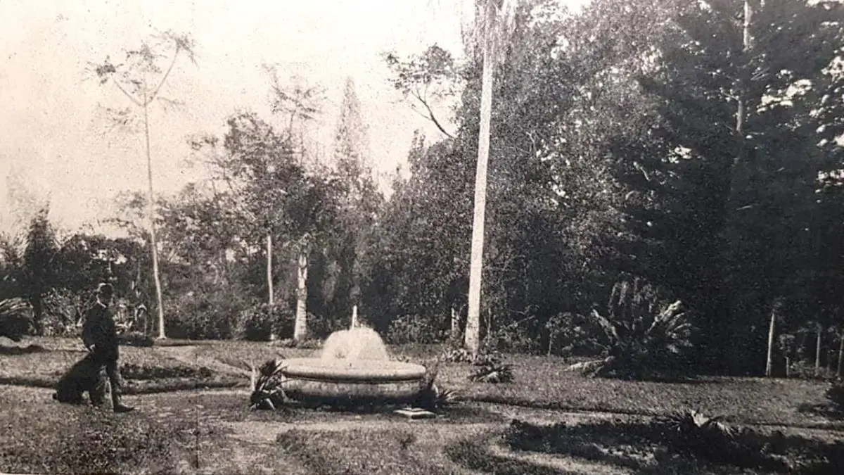 Henry Mangels en uno de los jardines de su quinta. Ca. 1900. Cortes�a