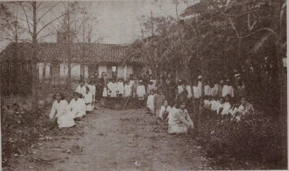 Alumnos y maestras en la huerta de la Escuela Media 524 de Ypané, 1931. Archivo del autor