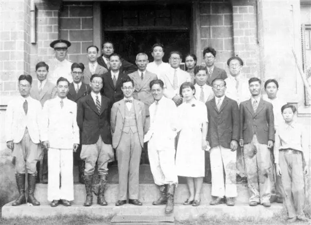Autoridades de la administracion de La Colmena frente a su sede, 1937 � Emi Kasamatsu, &ldquo;Descubra a los Nikkei&rdquo;