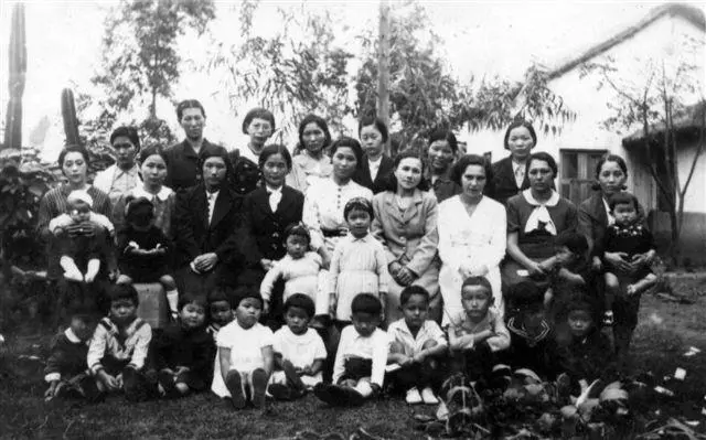 Esposas de los primeros imigrantes en La Colmena, con sus hijos, 1939 � Emi Kasamatsu, &ldquo;Descubra a los Nikkei&rdquo;