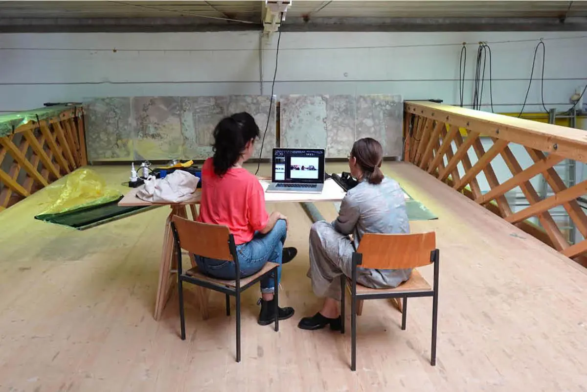 Sarah Theurer visitando a Gabriela Mureb en su estudio en Empfangshalle, M�nich. Cortes�a Salta Art