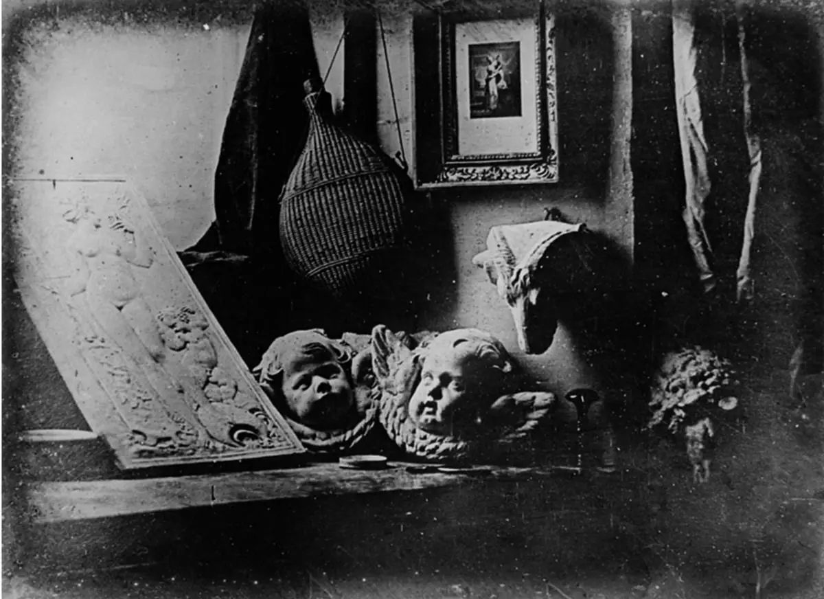 Louis-Jacques-Mand� Daguerre, emThe Artist's Studio / Still Life with Plaster Casts/em, 1837, daguerrotipo. Archivo