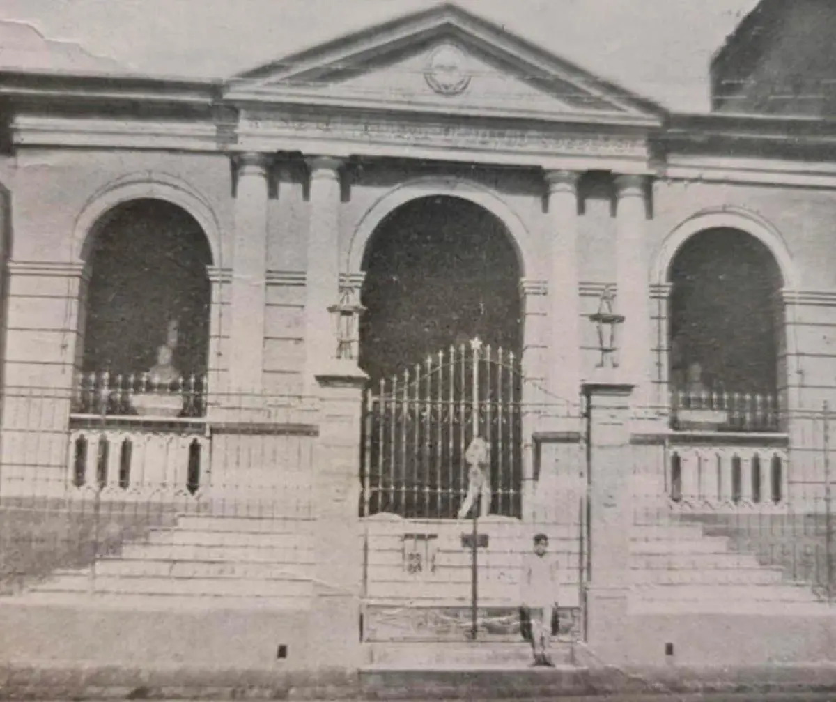 Sede de la Sociedad Italiana, donde se realizó la asamblea fundacional. Álbum Gráfico de la República del Paraguay de Monte Domecq.