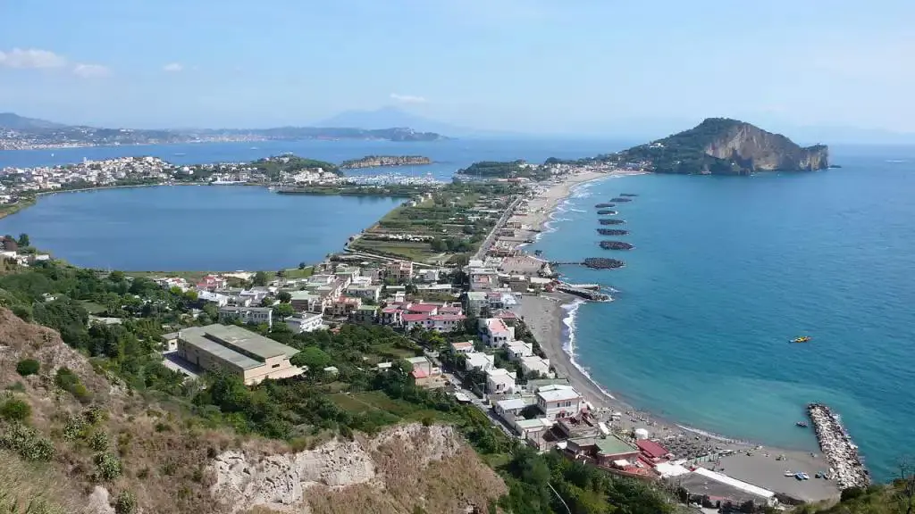 Vista del lugar donde estuvo el antiguo puerto de Misenum, base de la flota romana. Cortes�a