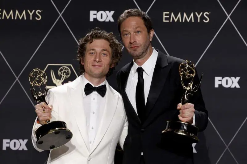 Jeremy Allen White y Ebon Moss. Cortes�a
