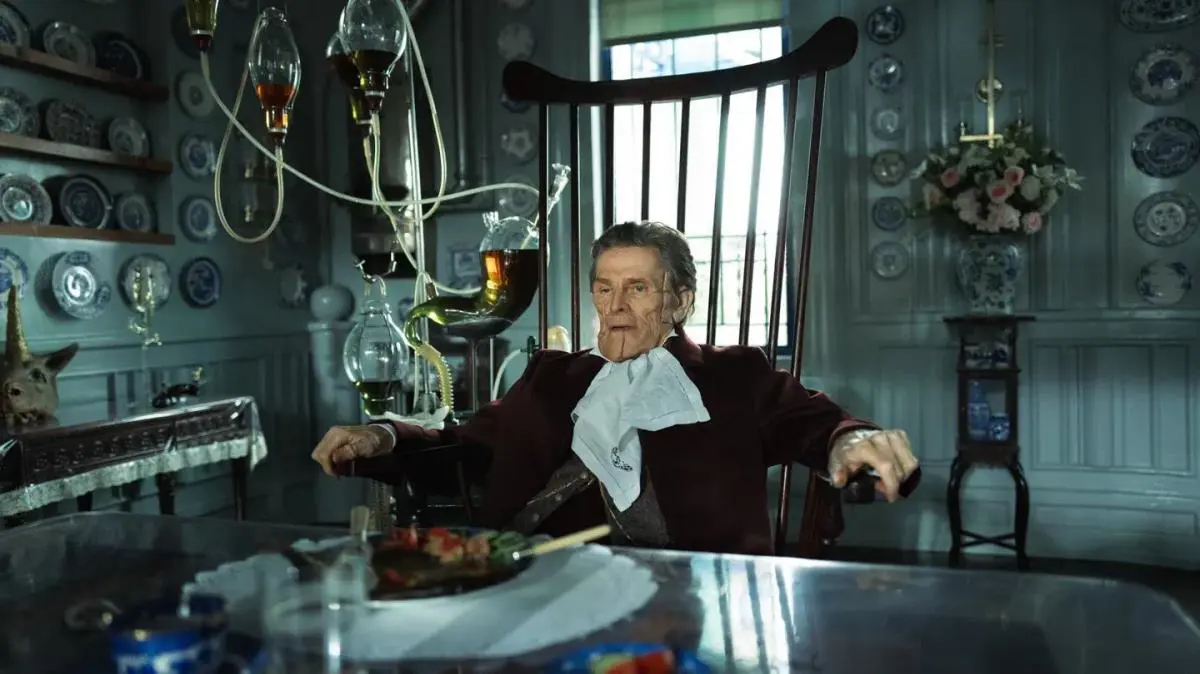 Daniel Defoe personifica al doctor Godwin Baxter (Searchlight Pictures)