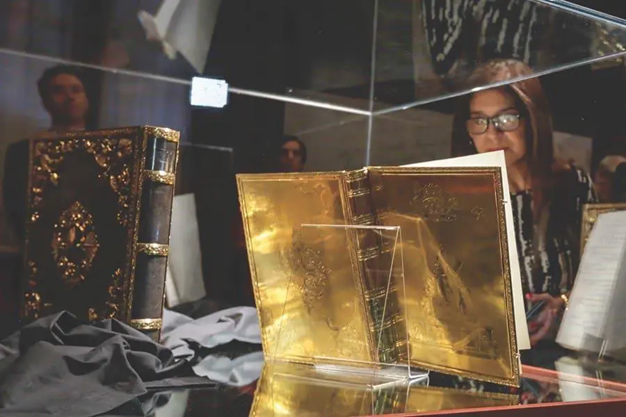 El emLibro de Oro/em expuesto en el Archivo Nacional de Asunci�n. Cortes�a