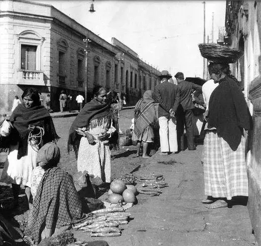 Mujeres en las calles de Asunci�n, ca. 1940. Fotograf�a atribuida a Liber Fridman