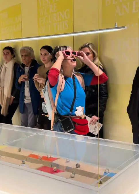 Paola Ir�n, performance en emVisit to an Extinct City/em, Galer�a R & Company, Nueva York. Cortes�a