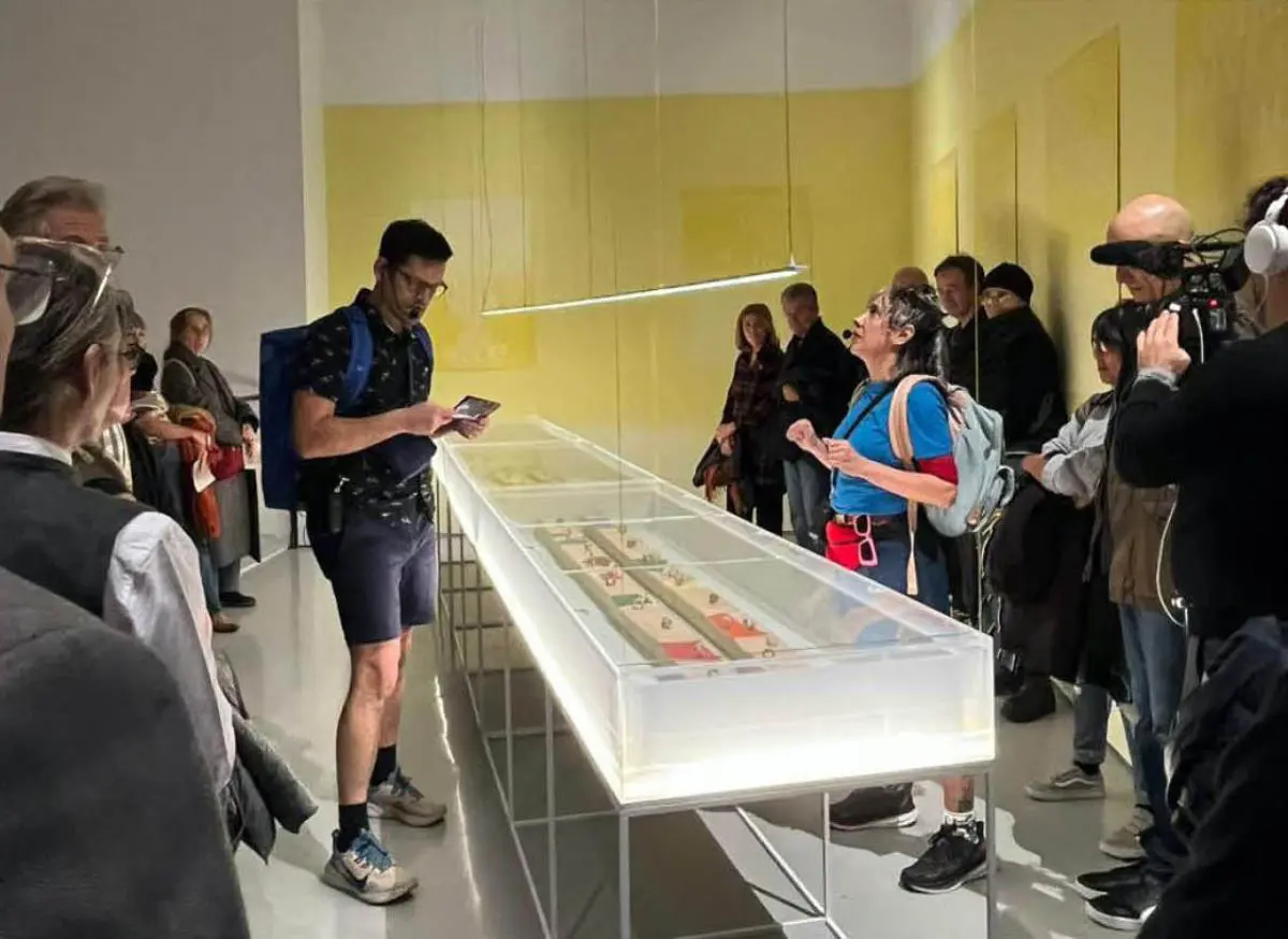 Vinny Mraz y Paola Ir�n, performance en emVisit to an Extinct City/em, Galer�a R & Company, Nueva York. Cortes�a