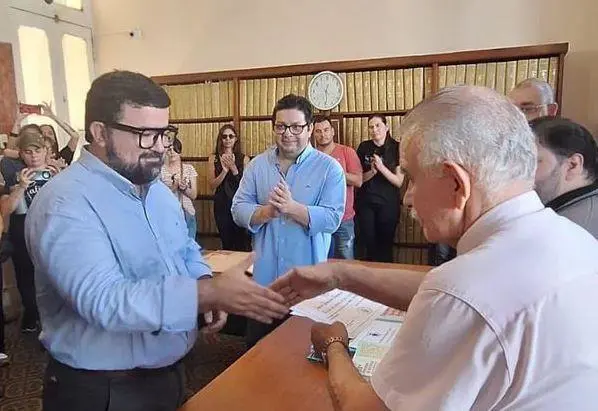 El historiador Jos� Samudio Falc�n recibe el diploma de manos del Dr. Jorge Enrique Deniri, presidente de la Junta de Historia de la Provincia de Corrientes. Cortes�a