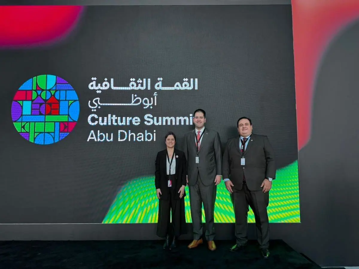 Adriana Ortiz, Jos� Ag�ero (embajador de Paraguay en Emiratos �rabes Unidos) y Humberto L�pez La Bella. Cortes�a