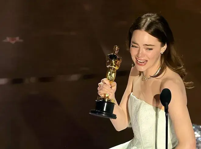 Emma Stone recibiendo el Oscar. Cortes�a