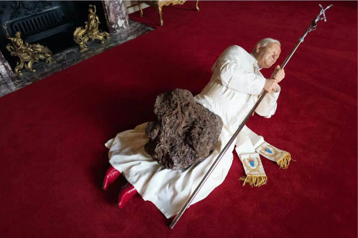 Maurizio Cattelan, emLa nona ora/em, 1999, en Blenheim Palace, Inglaterra, 2019 � Leon Neal/Getty Images/Hyperallergic