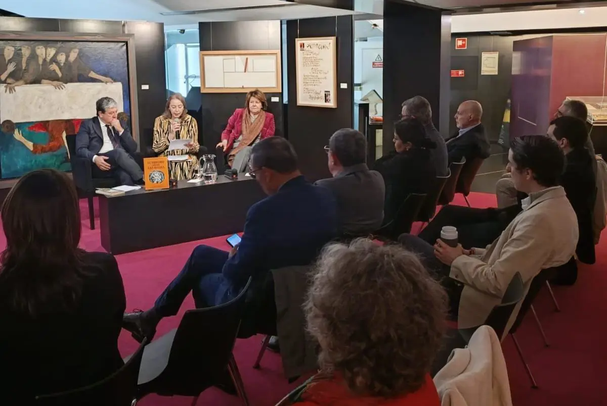 Acto en la Fundación José Saramago. En la mesa, el embajador del Paraguay, Julio Duarte Van Humbeck; Nadia Czeraniuk, vicepresidenta de la Fundación Roa Bastos; y Ana Paula Laborinho, directora de OEI Portugal. Cortesía