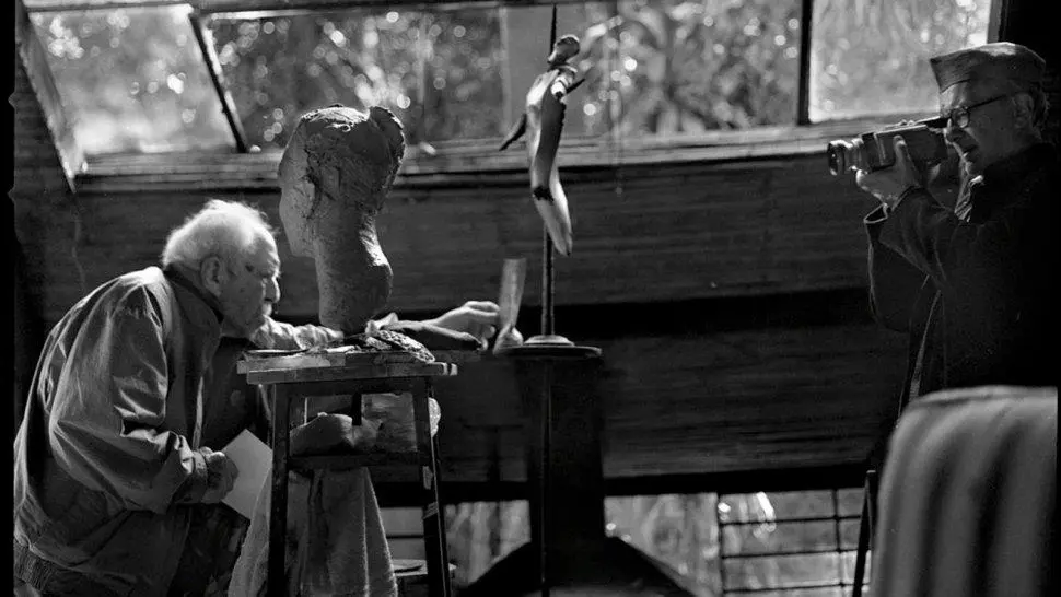 Hermann Guggiari en su taller, entrevistado por el cineasta Dominique Dubosc � Javier Medina Verdolini