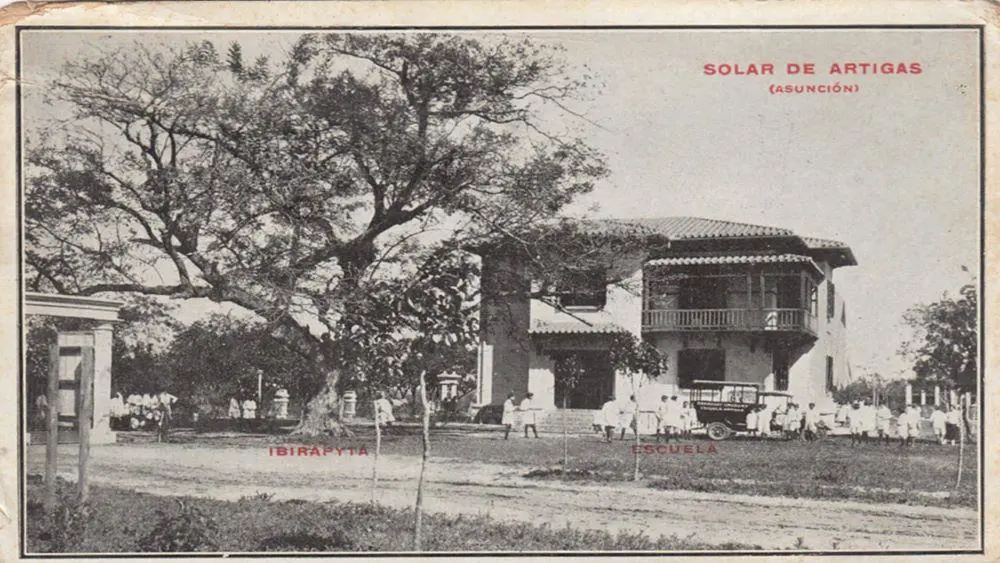 Acceso al Jard�n Bot�nico, �rbol de emyvyra pyt�/em y escuela. Ca. 1930. Imagen: Cortes�a