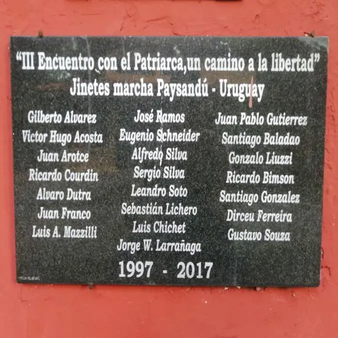 Placa recordatoria de otras traves�as de homenajes. A�o 2024. Imagen: Marli Delgado