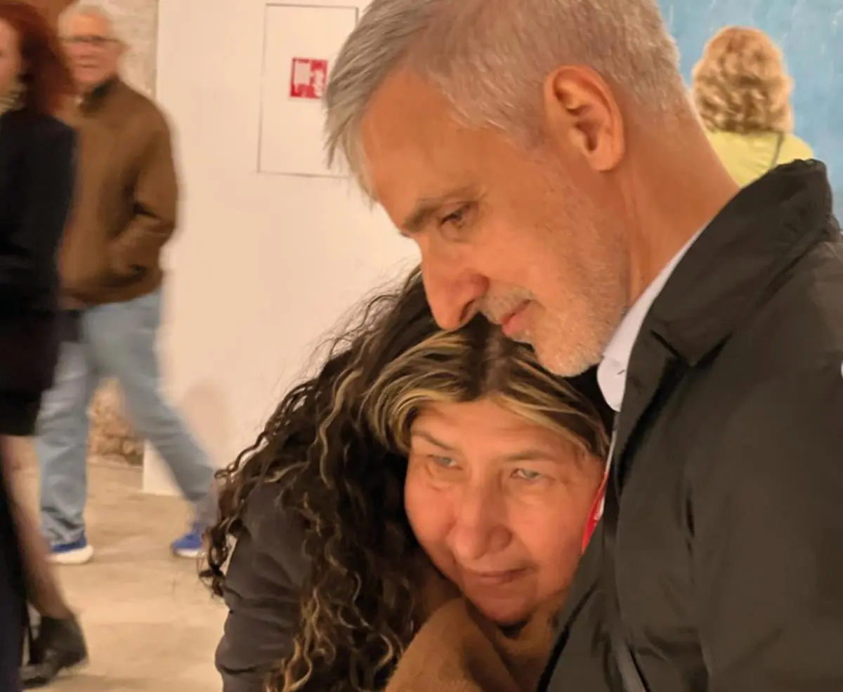 La artista paraguaya Julia Is�drez y el curador general de la Bienal de Venecia, el brasile�o Adriano Pedrosa (IG ThiagoGomide)