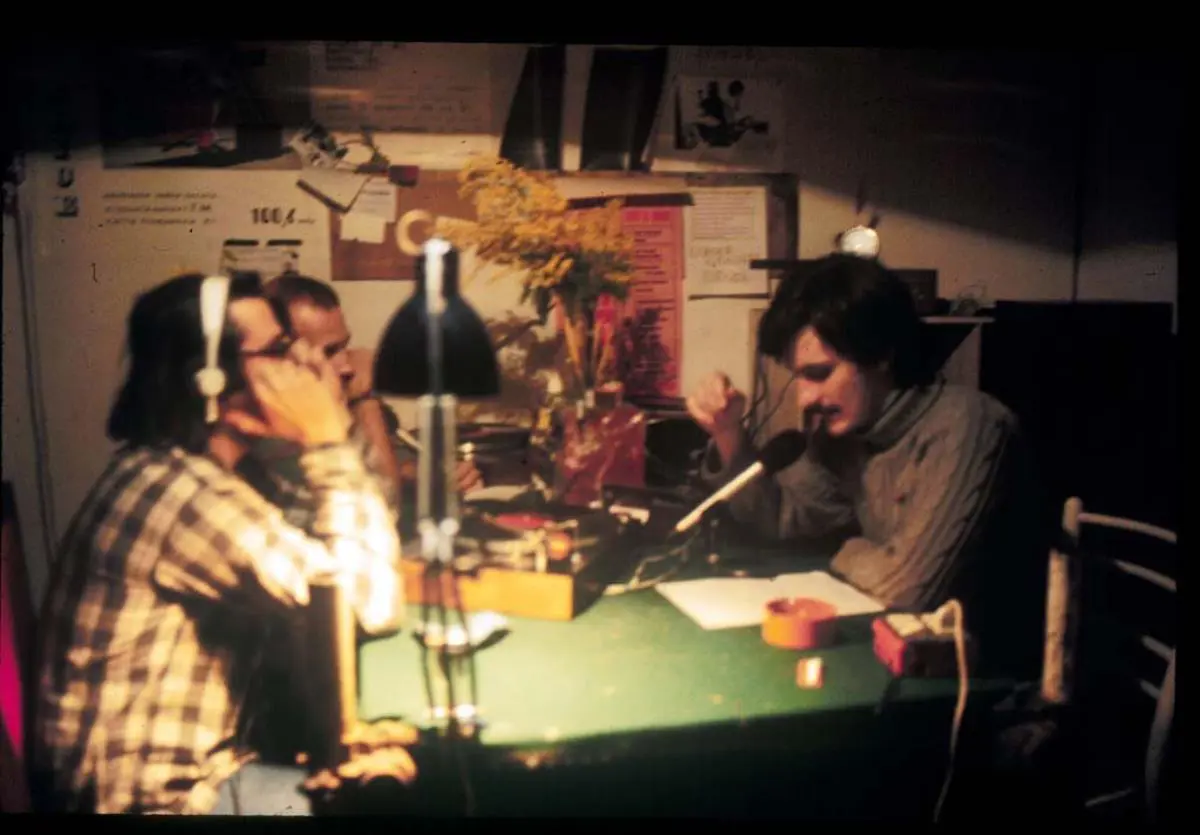 Febrero de 1976. Radio Alice inicia sus emisiones. Una rara fotograf�a de Franco Bifo Berardi en vivo desde via del Pratello C�mara. Chiara Studio Archivo
