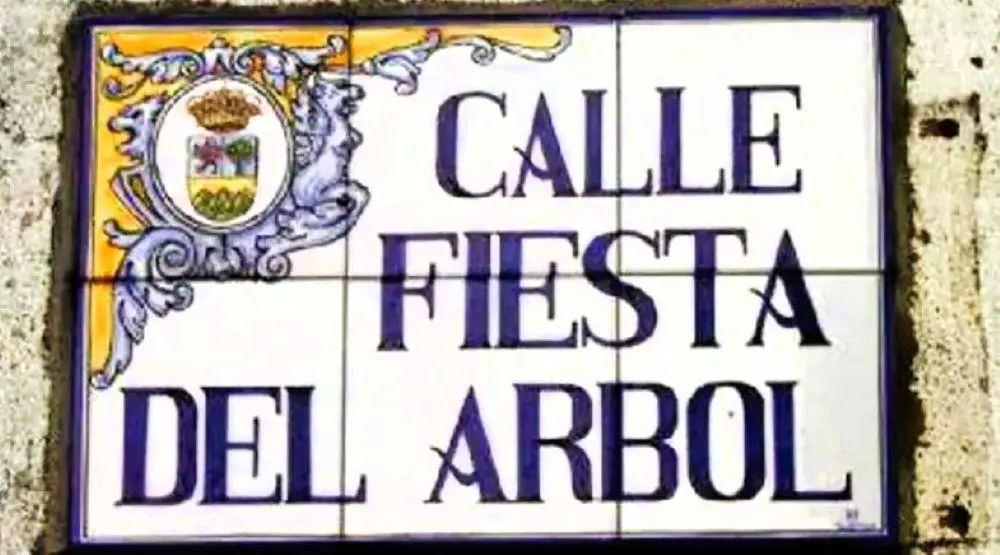 Placa de la calle Fiesta del �rbol en Villanueva de la Sierra, Espan?a. Cortesi?a del autor