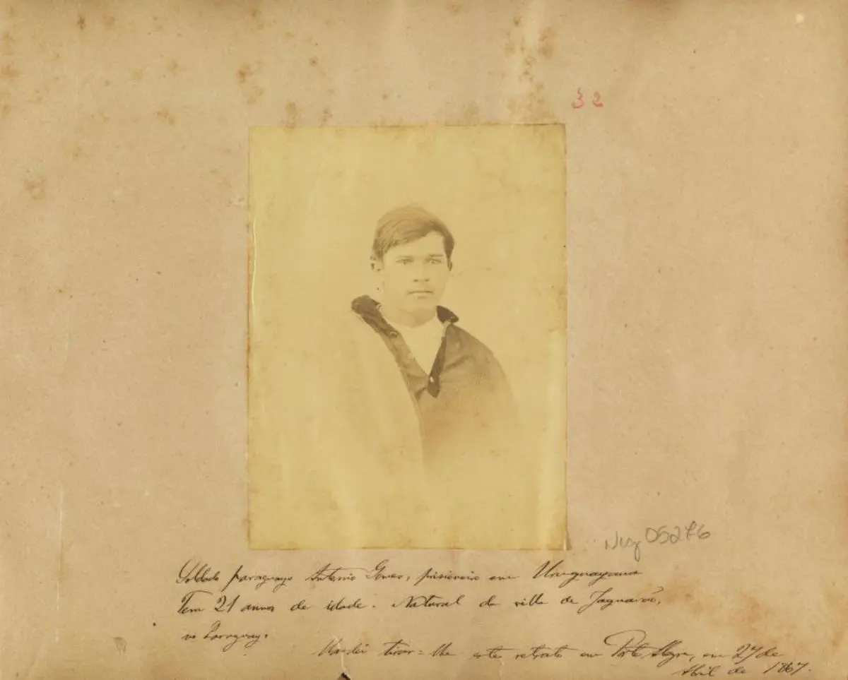 Soldado paraguayo Antonio Gomes, prisionero en Uruguayana. Ten�a 21 a�os y era del pueblo de Yaguar�n. Foto tomada en Porto Alegre, el 27 de abril, 1867. Biblioteca Nacional de Brasil.