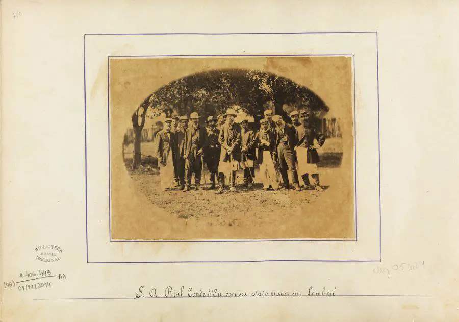 Luis Felipe Maria Fernando Gast�o de Orleans, Conde D'Eu, con su Estado Mayor en Lambar�, 1868. Fot�grafo desconocido. Biblioteca Nacional de Brasil.