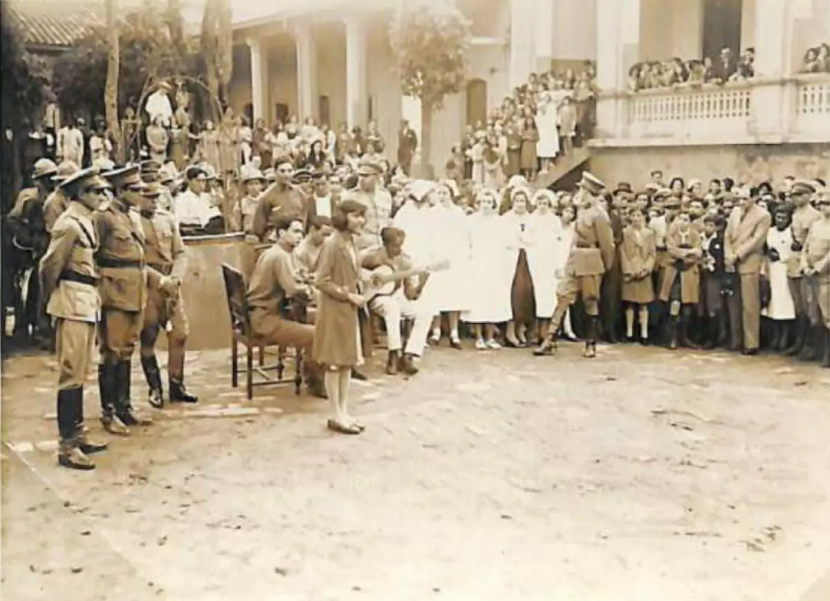 Ni�a cantando ante tropas y enfermeras prestas a partir al Chaco, en el patio de la antigua Escuela Militar, ca. 1932. Colecci�n David Vel�zquez Seiferheld.