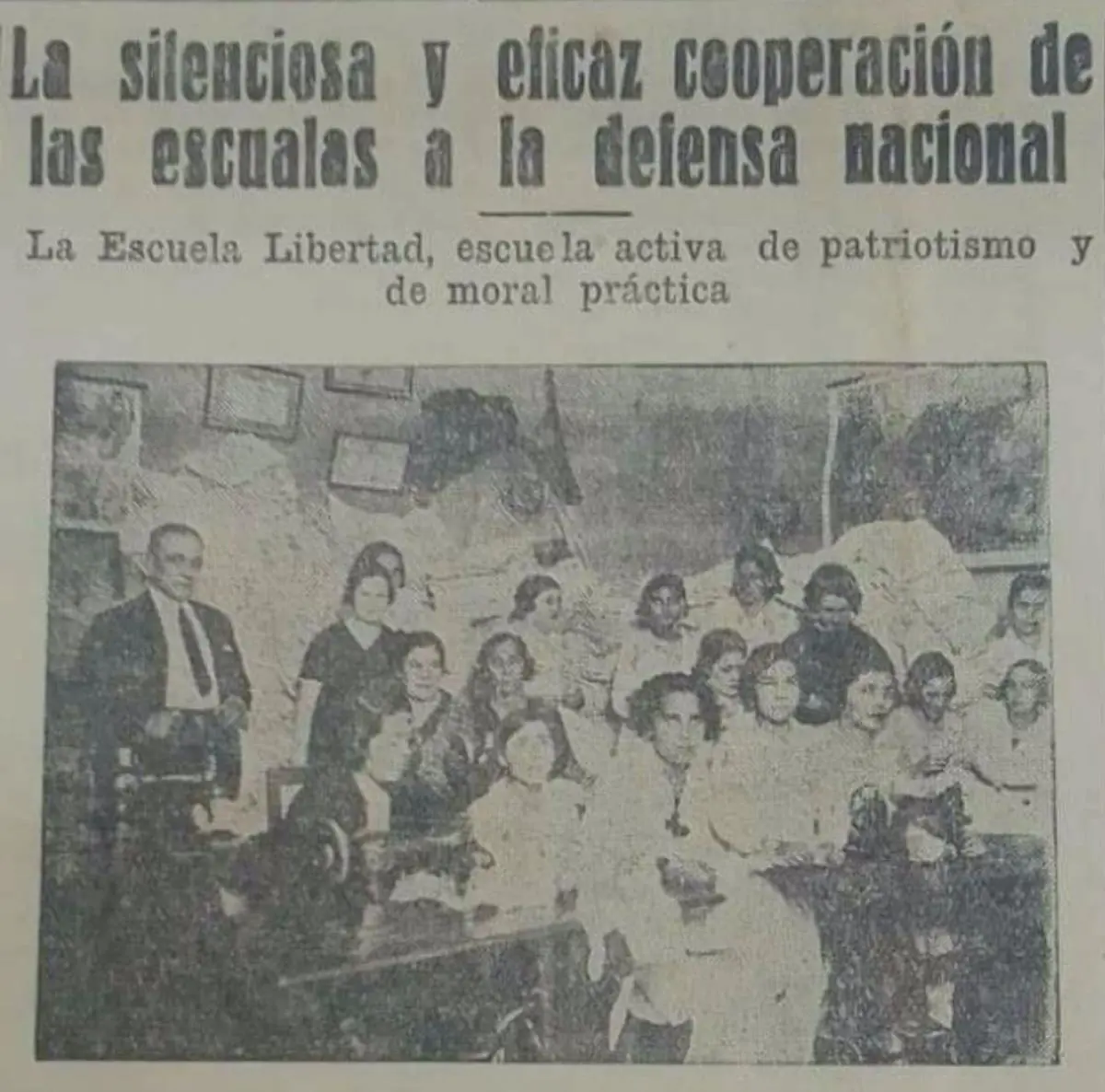 Docentes y alumnas de la Escuela Libertad, en tareas de costura. El t�tulo de &ldquo;Silenciosa pero eficaz&rdquo;, quiz�s no haga justicia del todo a la alta visibilidad que ten�an las contribuciones escolares. emEl Diario/em, 13 de junio de 1934.