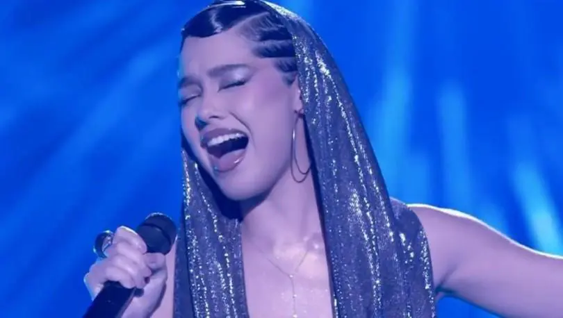 Aye en el momento en que interpret� la canci�n de Laura Pausini. Captura