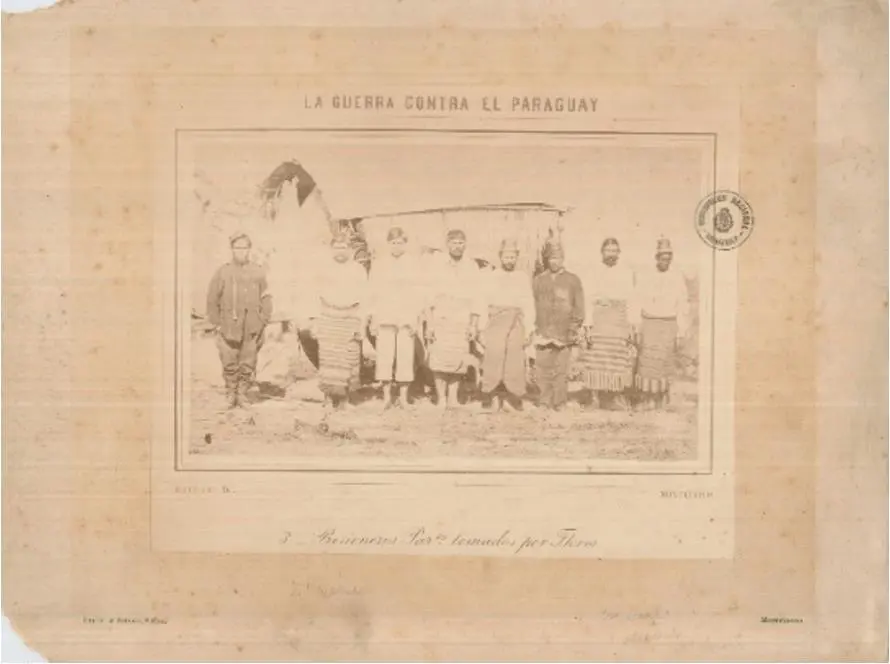 Prisioneros paraguayos tomados por Flores. Tuyut�, Paraguay, 1866. Fot�grafo: Javier L�pez / Bate y C�a. Biblioteca Nacional de Uruguay.