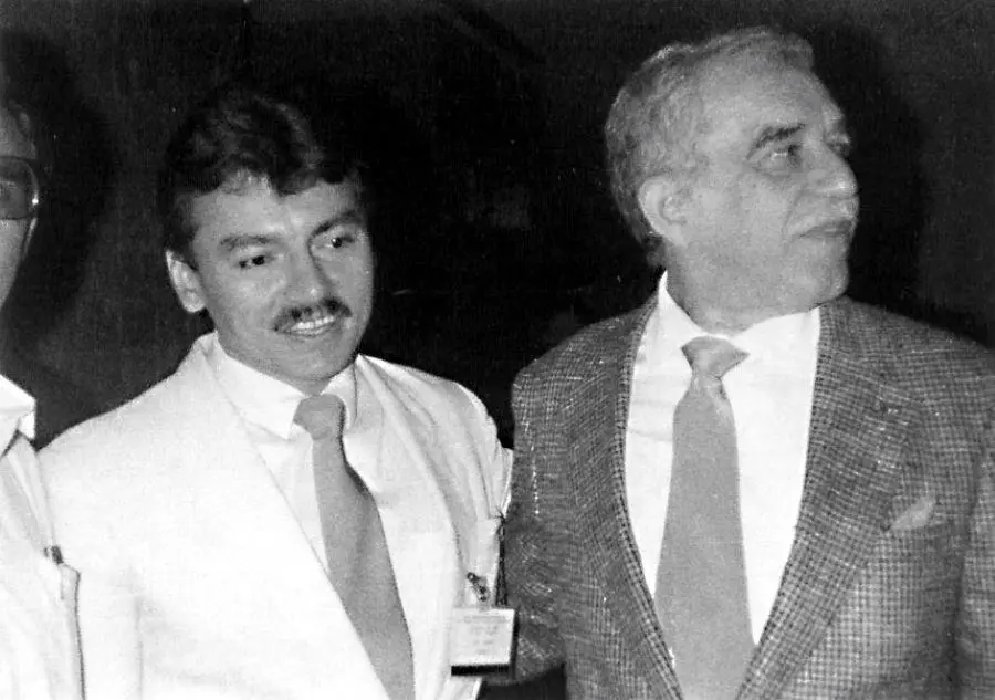 Hugo Gamarra y el Nobel de Literatura colombiano, Gabriel Garc�a M�rquez, en Caracas, 1989. Cortes�a