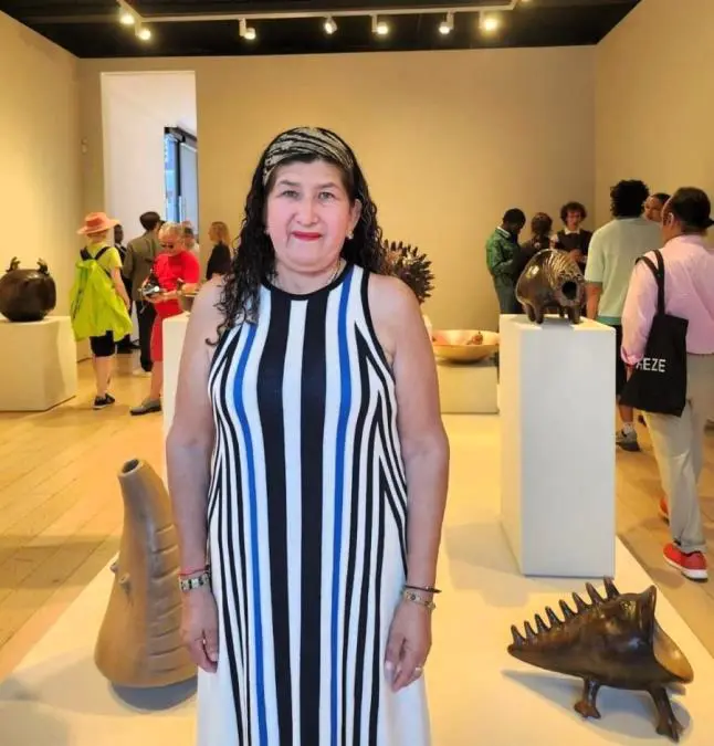 Julia Isídrez durante el emopening/em en Kasmin Gallery, Nueva York. Instagram de la artista