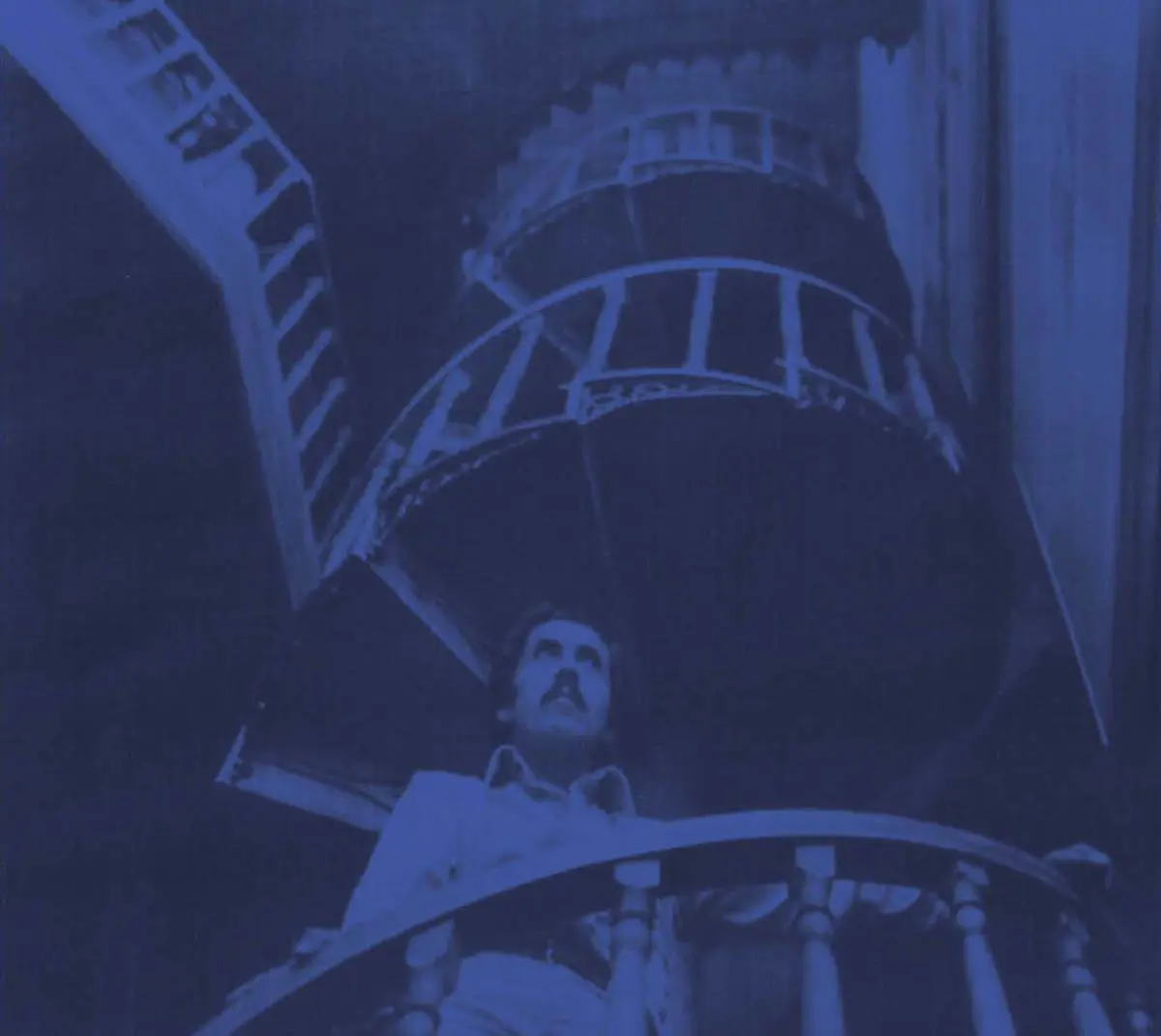 Jorge Eduardo Eielson en su escalera infinita. Cortesía