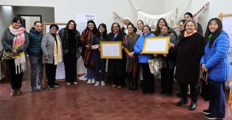 Escuela de Salvaguarda Textiles de Piray�, junto a la ministra de Cultura. Cortes�a