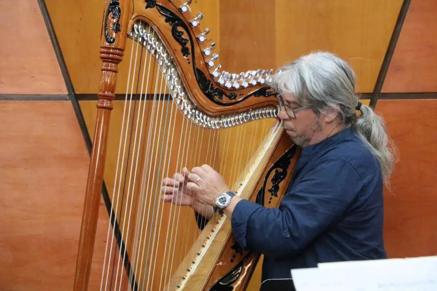 El arpista Ismael Ledesma. Cortes�a