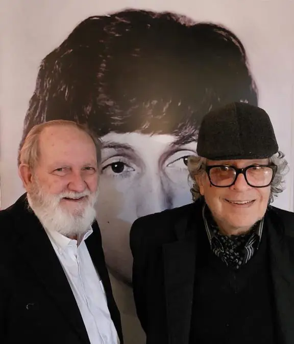 Los Nov�simos. �ngel Yegros y William Riquelme, junto a la imagen de Enrique Careaga, durante la exposici�n. Cortes�a Alban Mart�nez Gueyraud