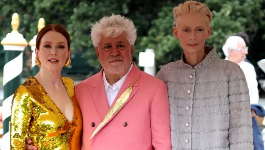 Julianne Moore, Pedro Almod�var y Tilda Swinton en la alfombra roja. Foto extra�da de squirelat.com