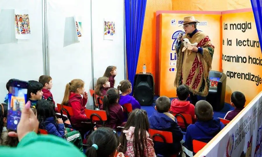Alejandro Hern�ndez con sus peque�os lectores. Cortes�a