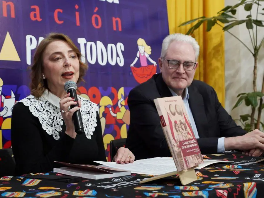Nadia Czeraniuk de Shaefer, rectora de la UNAE, junto a Ricardo Scavone Yegros, en una jornada anterior de la Libroferia Encarnaci�n. Cortes�a