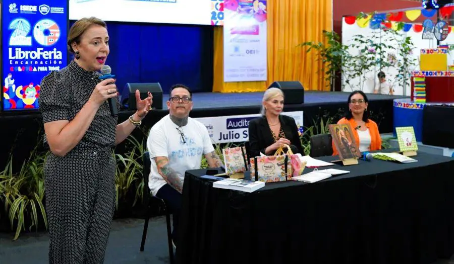La rectora de la UNAE, Nadia Czeraniuk, anunciando el libro de Diana Dom�nguez Wilson-Smith (centro). Cortes�a