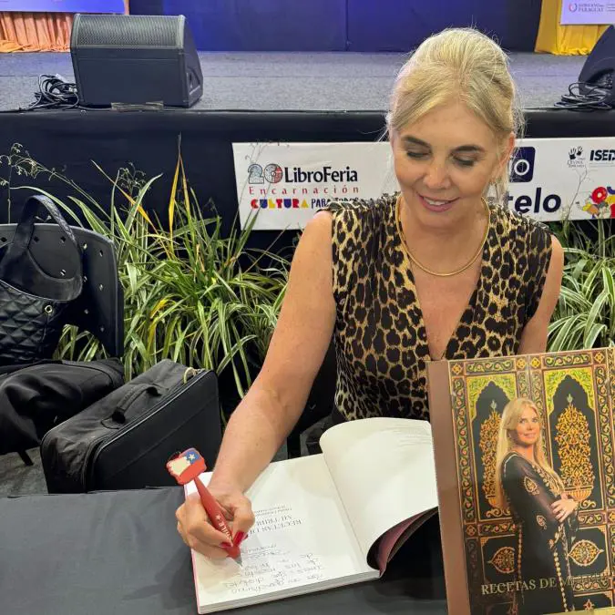 Diana Dom�nguez Wilson-Smith firmando ejemplares en la Libroferia. Cortes�a