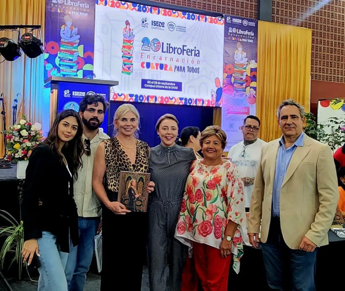 La autora, rodeada de familia y amigos. Cortes�a