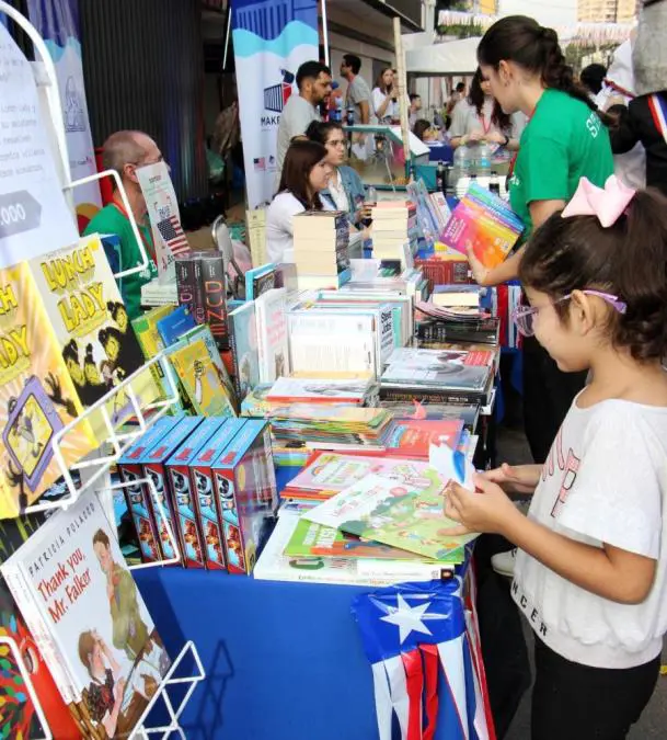 Feria de libros en emFeel USA 2023/em. Cortes�a