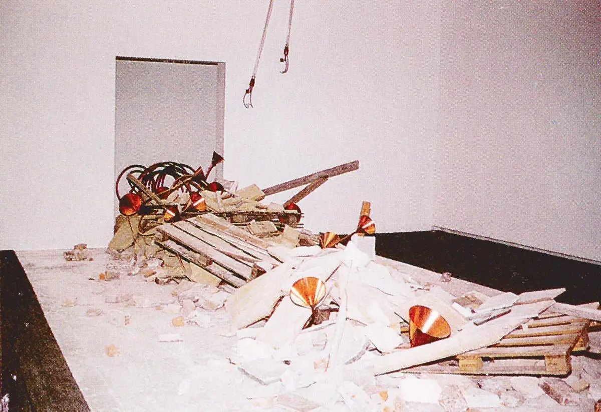 Rebecca Horn, emConcierto de suspiros de un paisaje roto,/em Bienal de Venecia, 1997. Instalaci�n. Dimensiones variables. emArtNexus/em