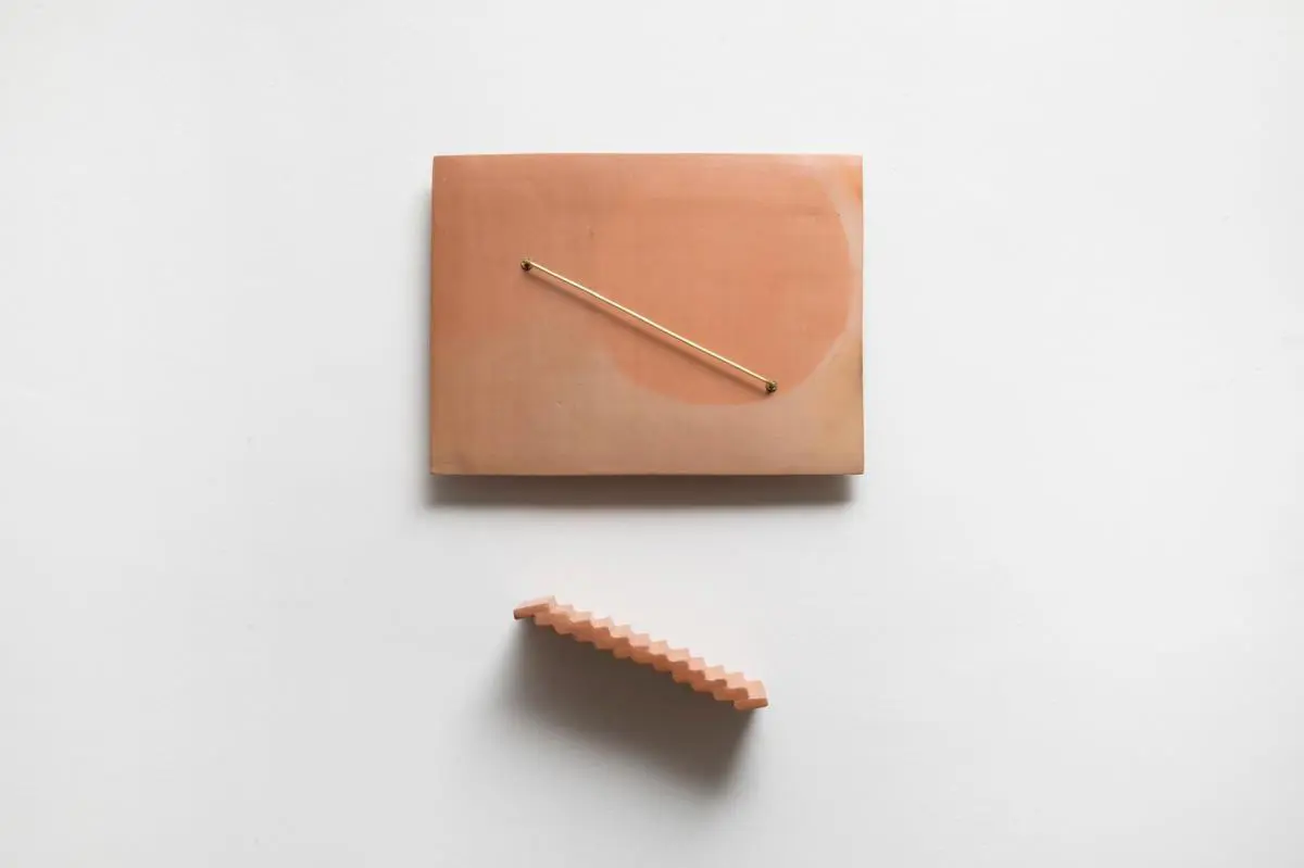 Laura Mandelik y Leila Buffa, emSin t�tulo/em, 2024. Cer�mica cocida a fuego, bronce. Cortes�a