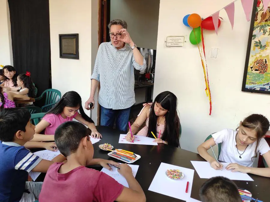 Félix Toranzos en un espacio con jóvenes y niños. Cortesía