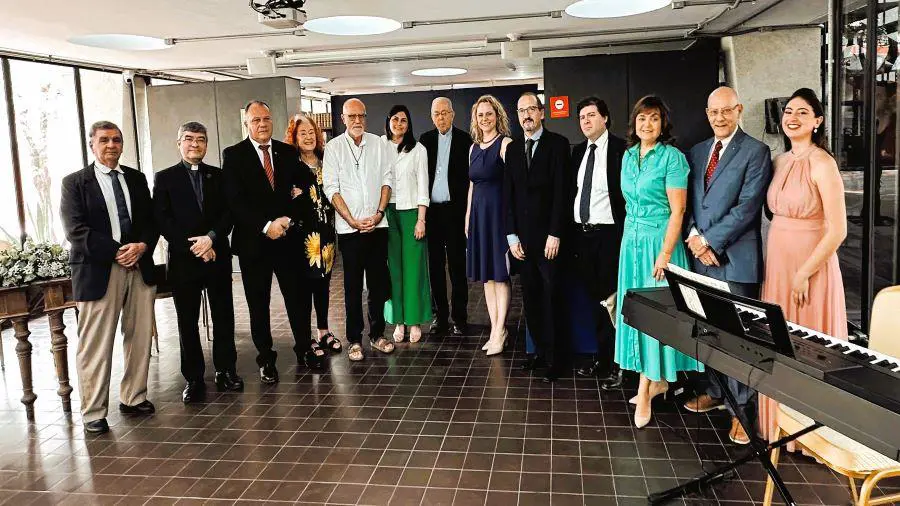 Asistentes al acto de entrega de una r�plica del primer libro que se meci� en brazos de la imprenta: la Biblia. Cortes�a